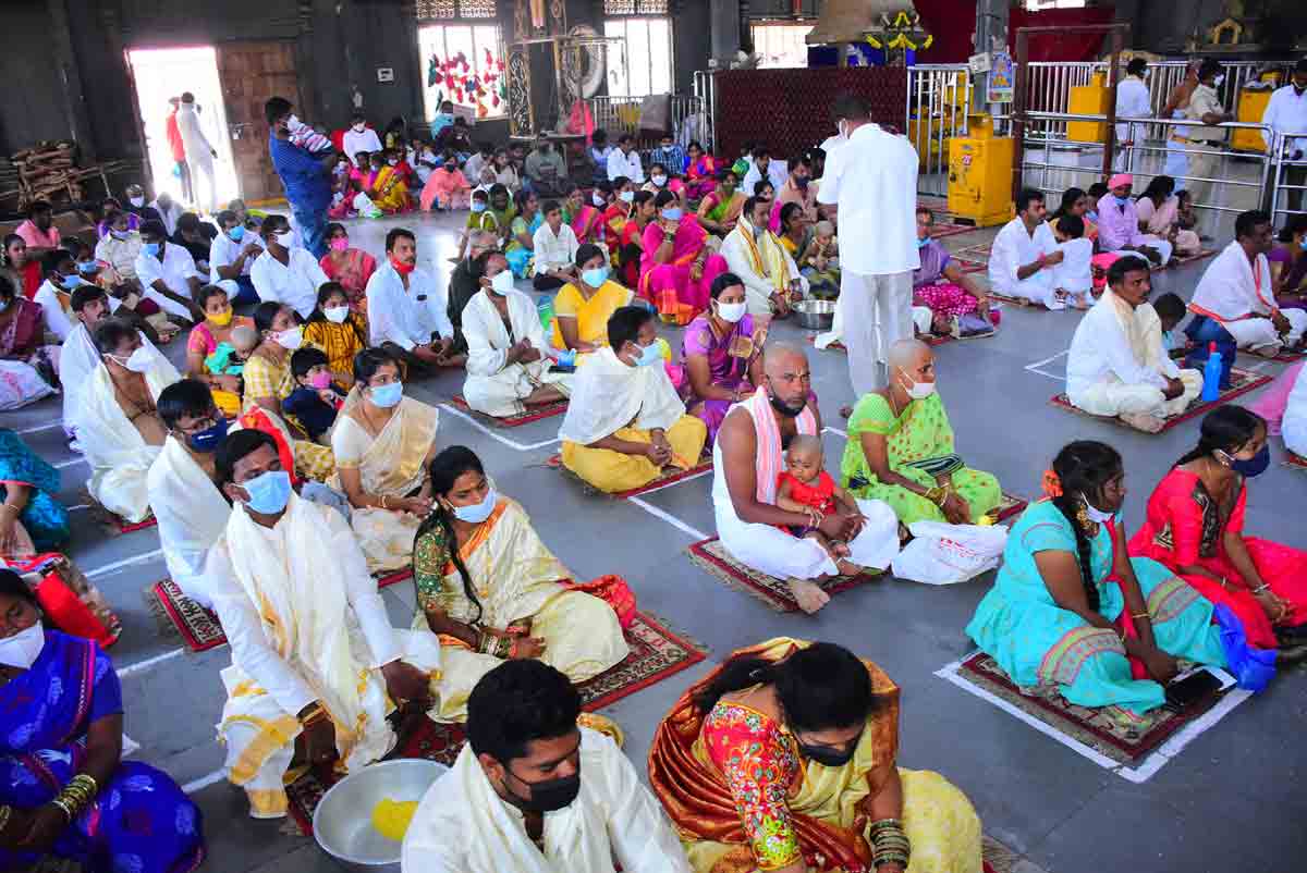 యాదాద్రీశుడికి ప్రత్యేక పూజలు