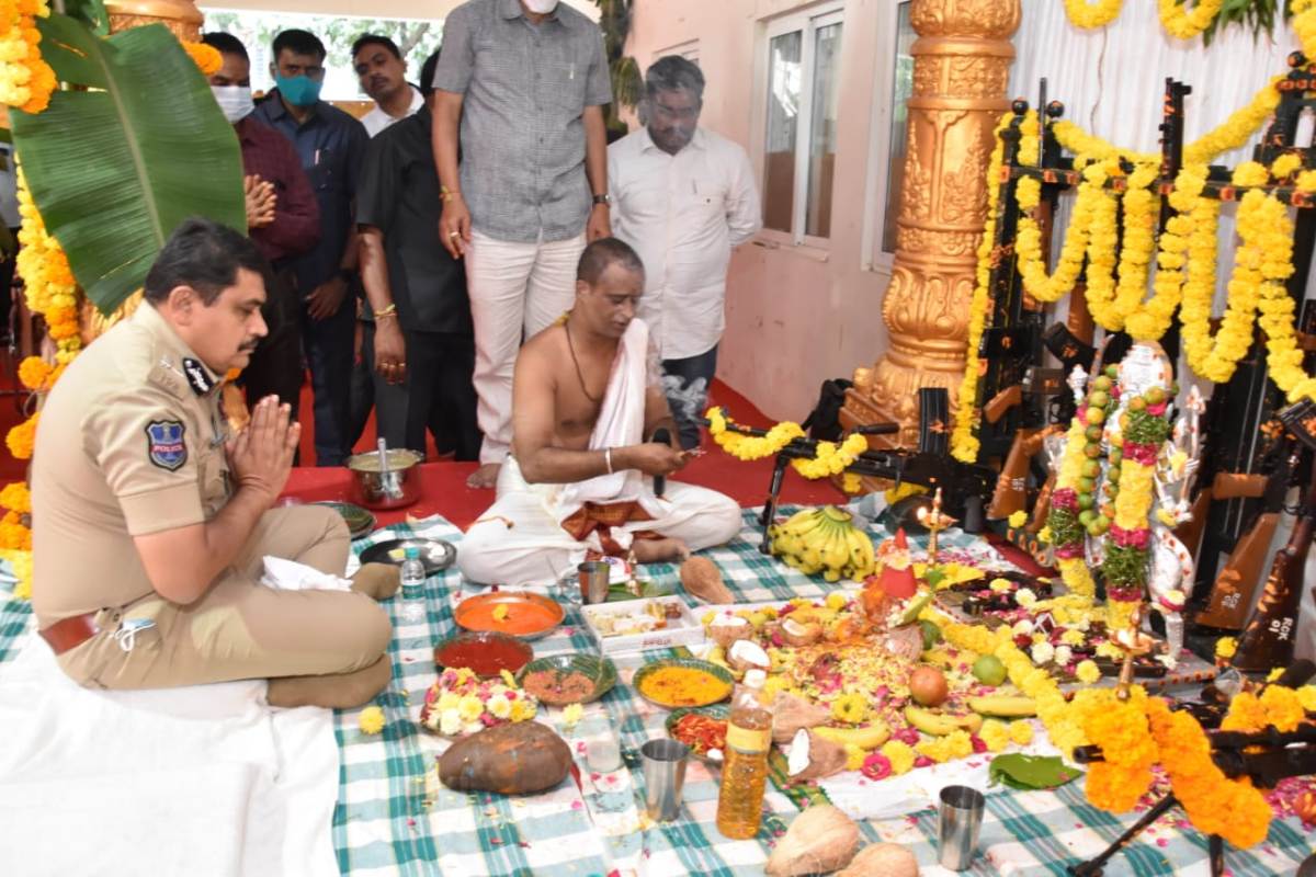 Ayudha pooja | రాచకొండ కార్‌ క్వార్టర్స్​‍లో శాస్త్రయుక్తంగా ఆయుధపూజ