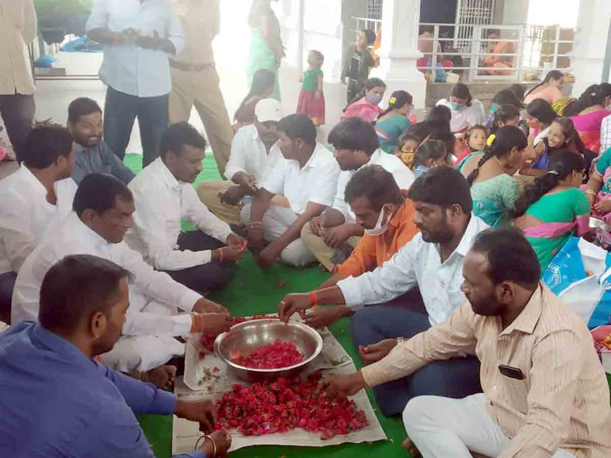 Shadnagar : వైభవంగా అమ్మవారికి లక్ష పుష్పార్చాన..