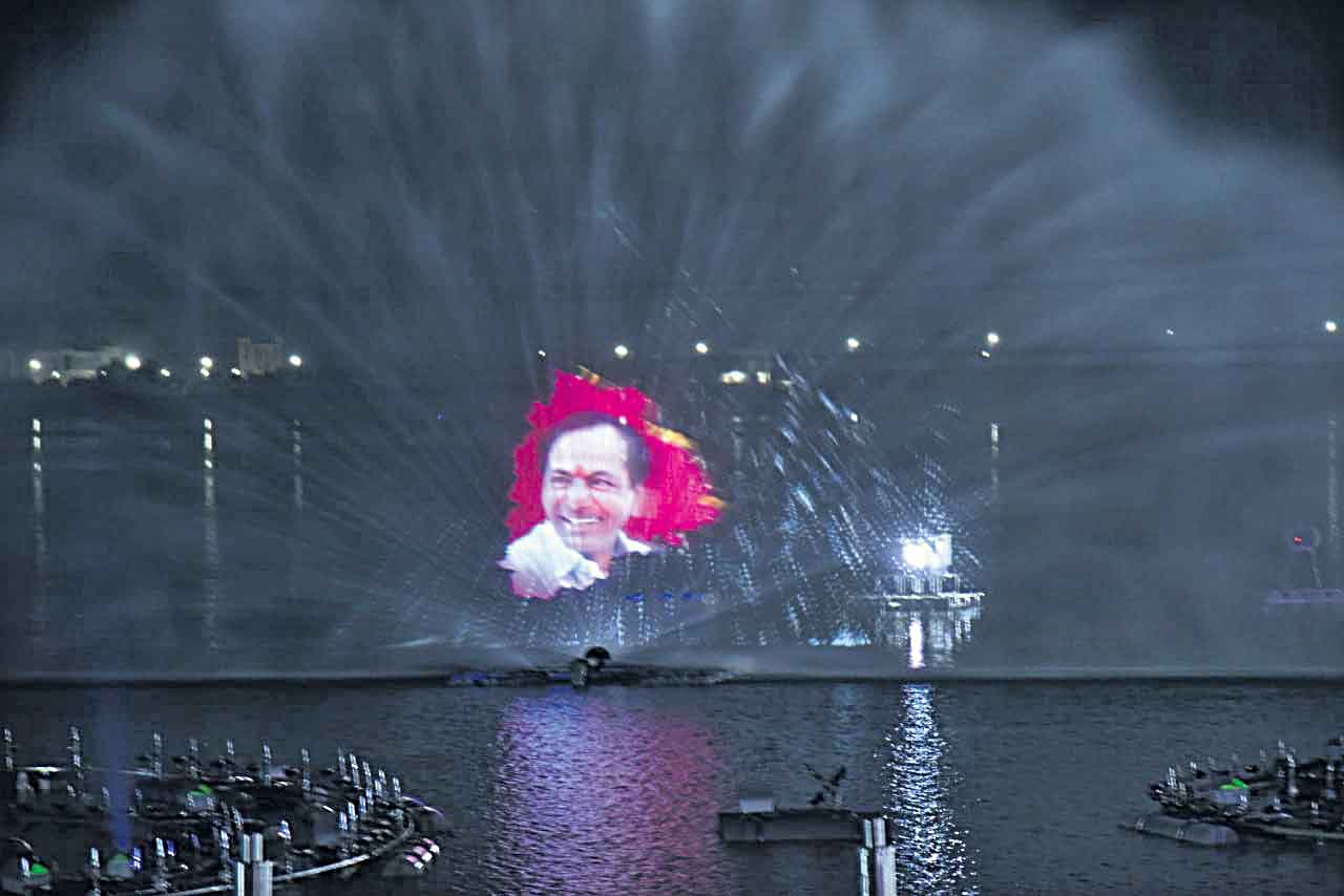 లేజర్‌షోలో మెరిసిన సీఎం కేసీఆర్‌ చిత్రం