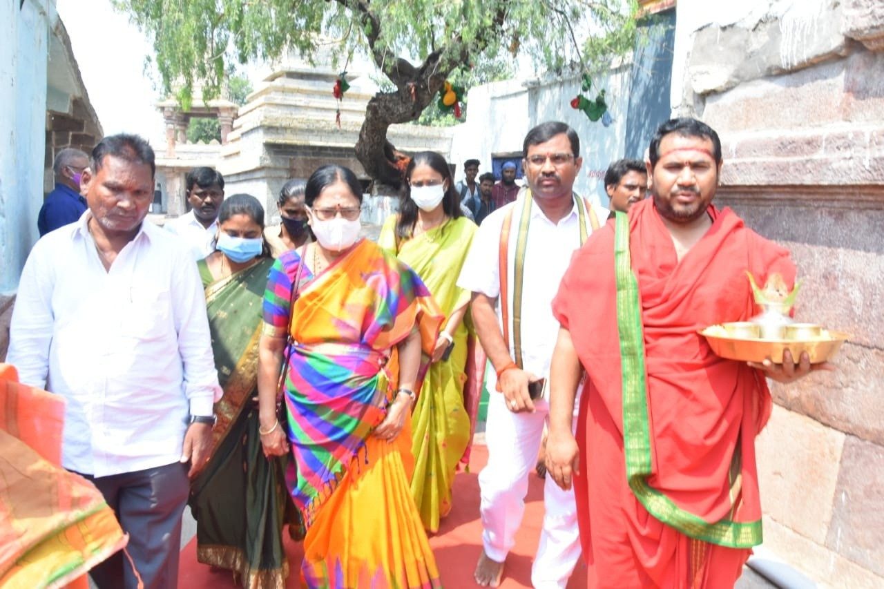 జోగుళాంబను దర్శించుకున్నఎమ్మెల్సీ వాణీదేవీ