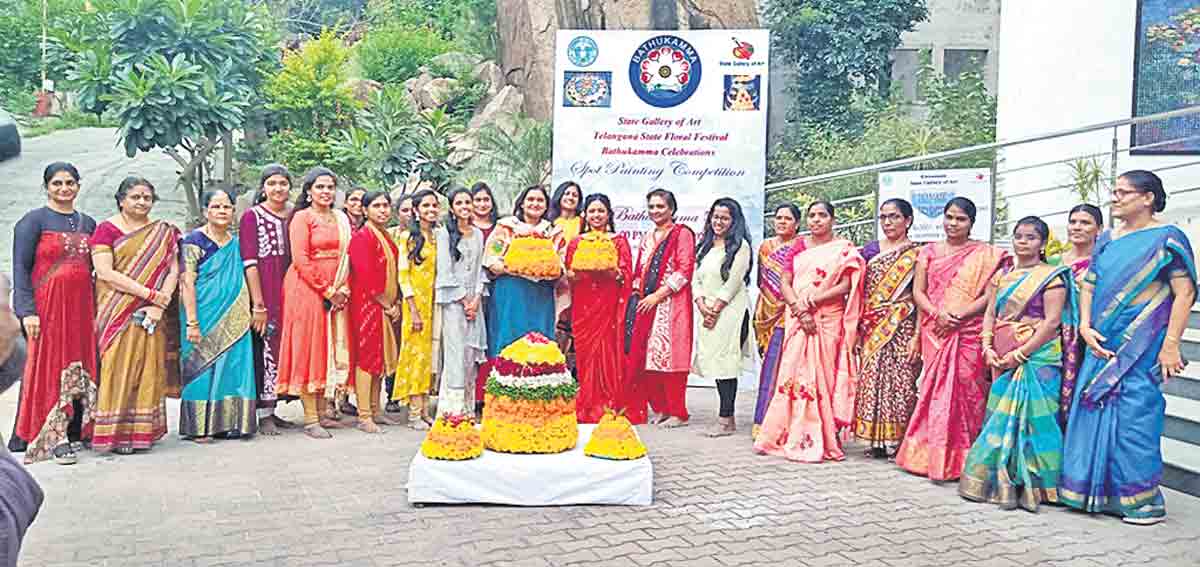 అందంగా రంగుల బతుకమ్మలు