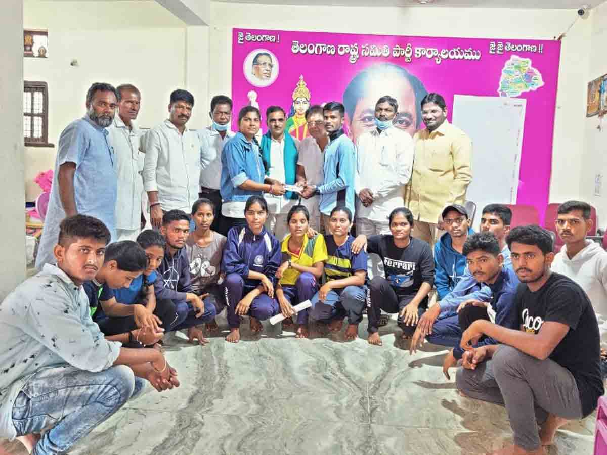 క్రీడాకారులకు ఆర్థిక సాయం అందించిన డీసీసీబీ చైర్మన్