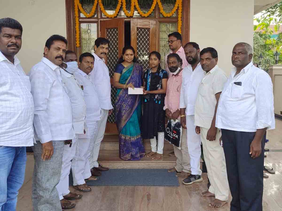 బాలికకు రూ. 10 లక్షల చెక్కును అందజేసిన ఎమ్మెల్సీ కవిత