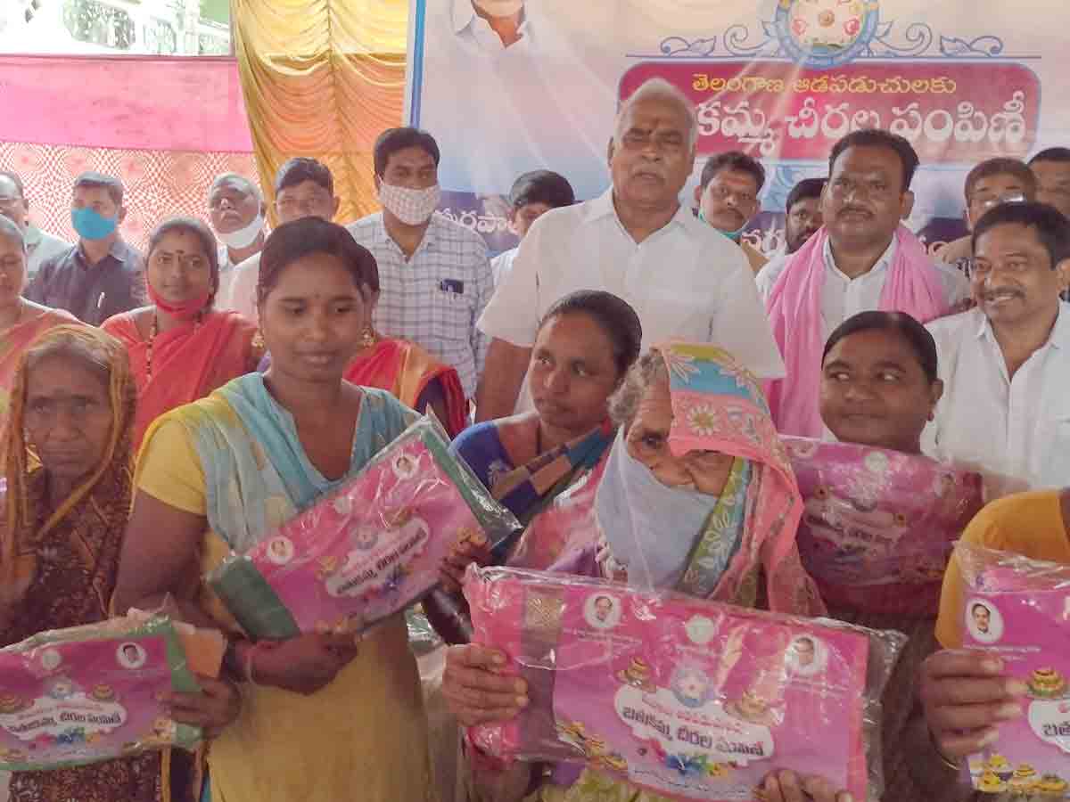 బతుకమ్మ కానుకగా సారె..