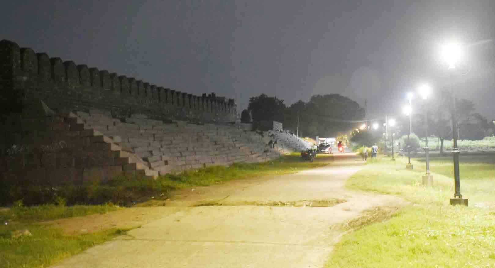 చారిత్రక కోటకు విద్యుత్‌ దీపాలు..