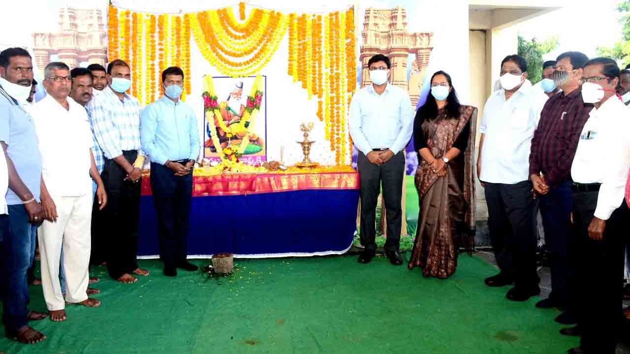 మహనీయుడు మహర్షి వాల్మీకి..కలెక్టర్‌ ఎస్.హరీశ్‌