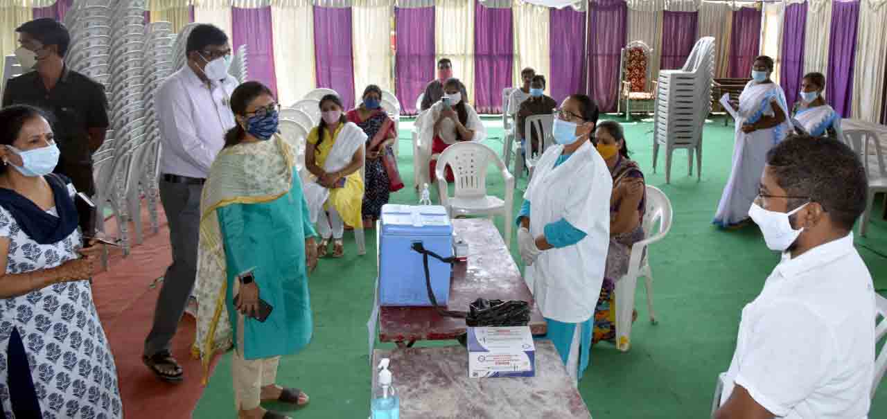 అర్హత కలిగిన ప్రతి ఒక్కరూ వ్యాక్సిన్‌ తీసుకోవాలి.. జిల్లా కలెక్టర్‌ సిక్తా పట్నాయక్‌