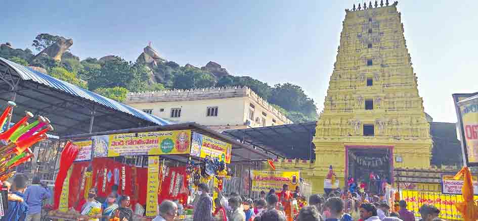 ఆలయాల్లో భక్తుల కోలాహలం