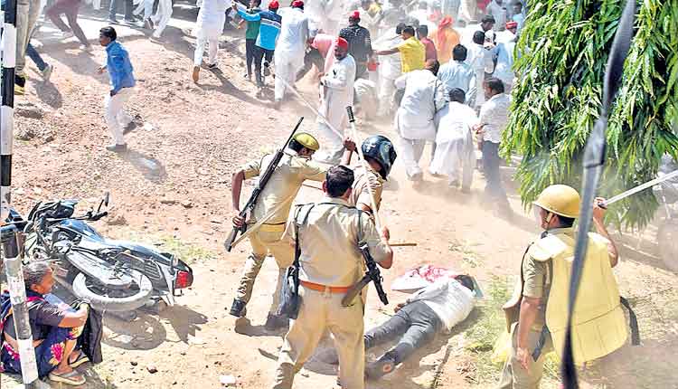 రైతు కోసం.. రగులుతున్న యూపీ