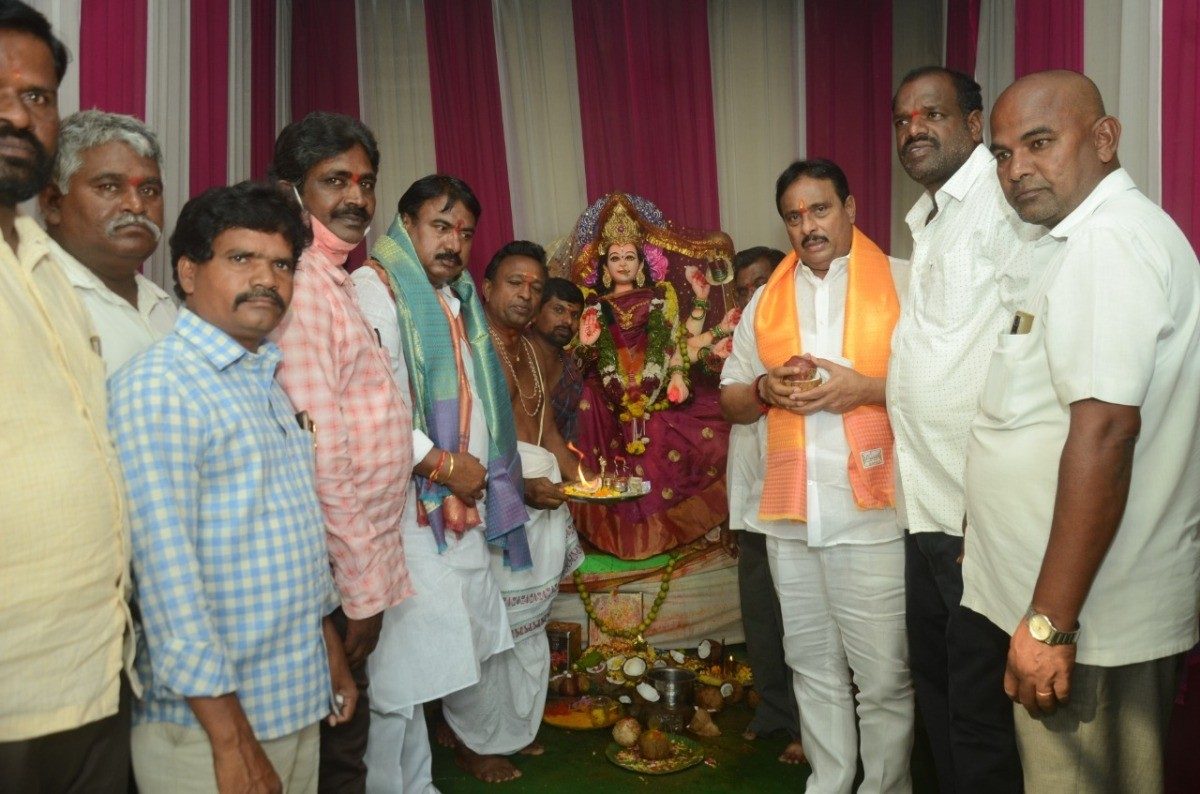 Devi navaratrulu | అమ్మవారి ఆలయాల్లో ప్రత్యేక పూజలు.. పాల్గొన్న ఎమ్మెల్యే దానం నాగేందర్‌