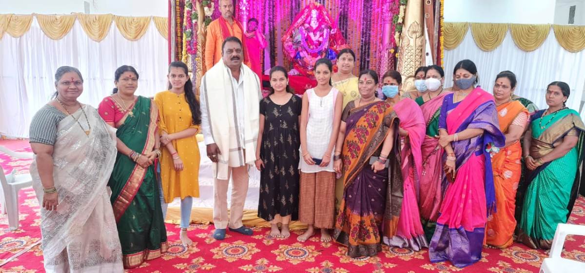 Devi navaratrulu | అమ్మవారిని దర్శించుకున్నఎమ్మెల్యే ప్రకాష్‌గౌడ్‌