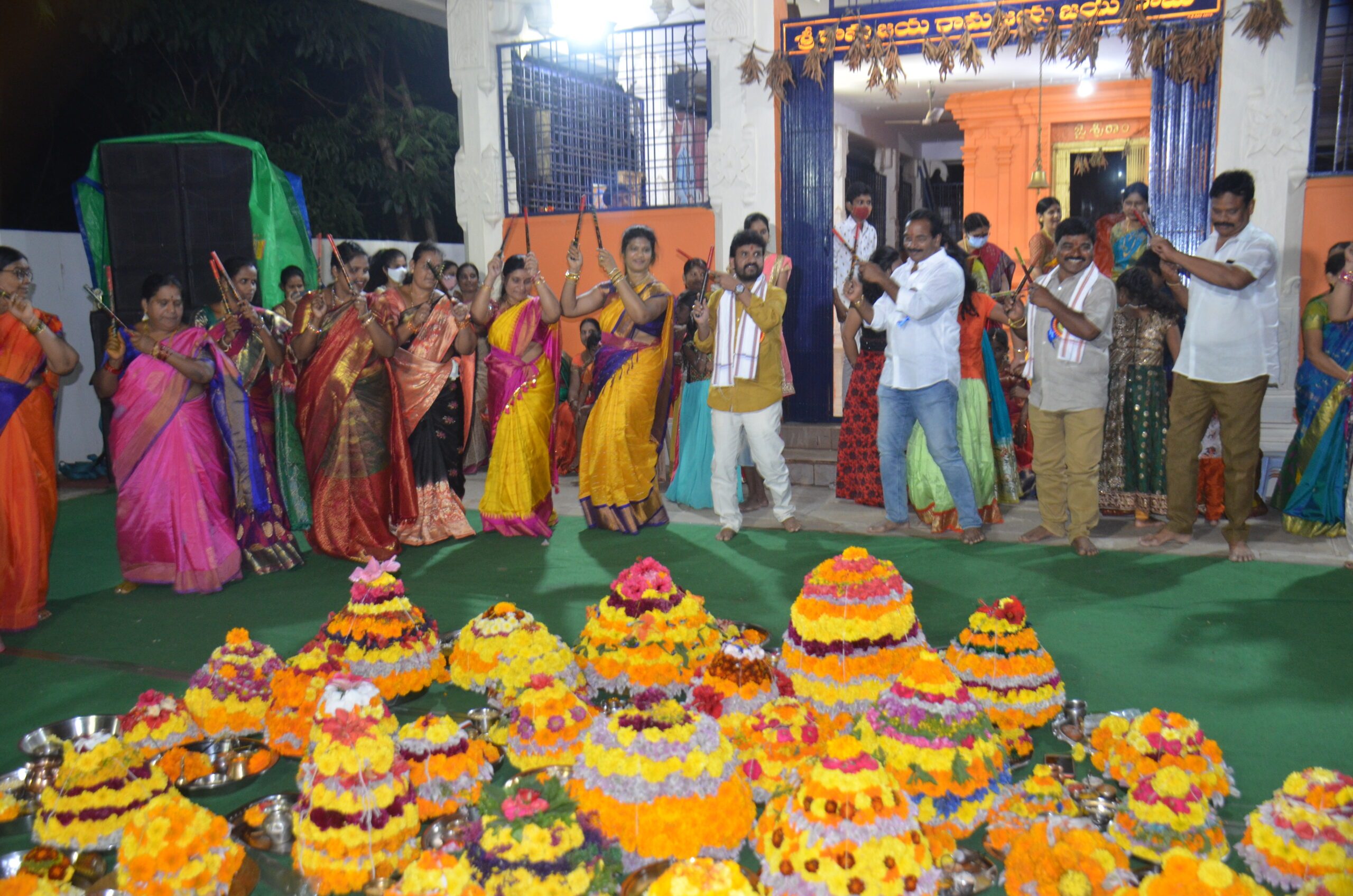 Bhatukamma : ఒక్కెసి పూవేసి సందామమా..