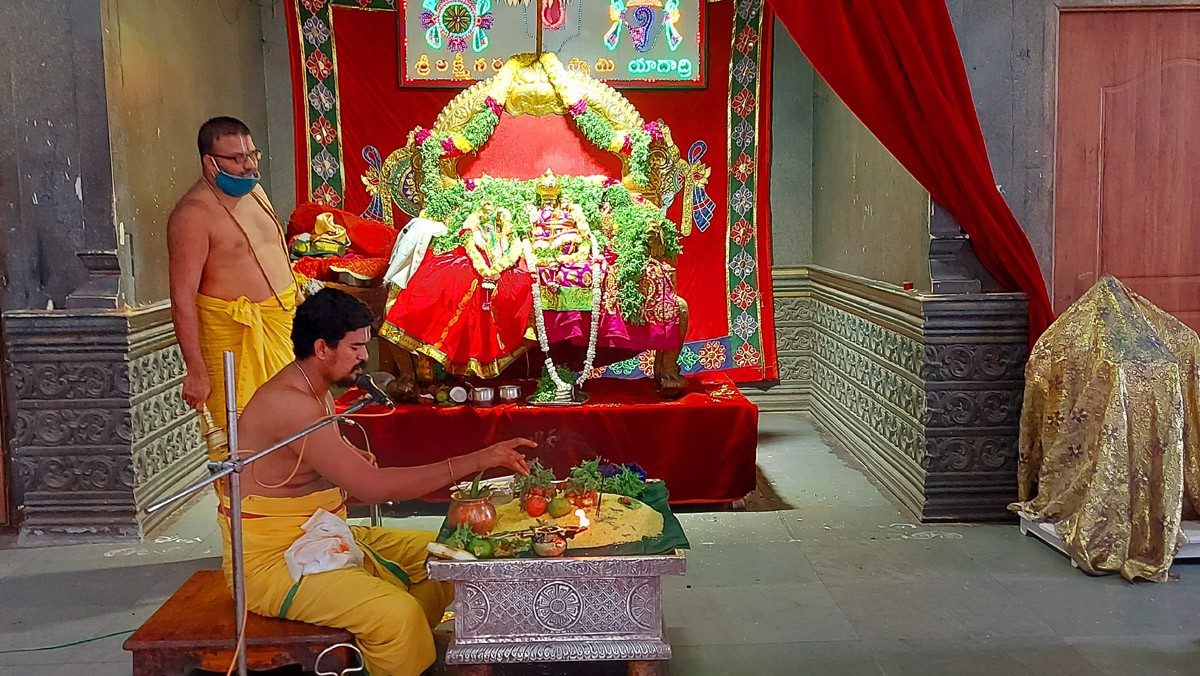 యాదాద్రీశుడికి విశేష పూజలు