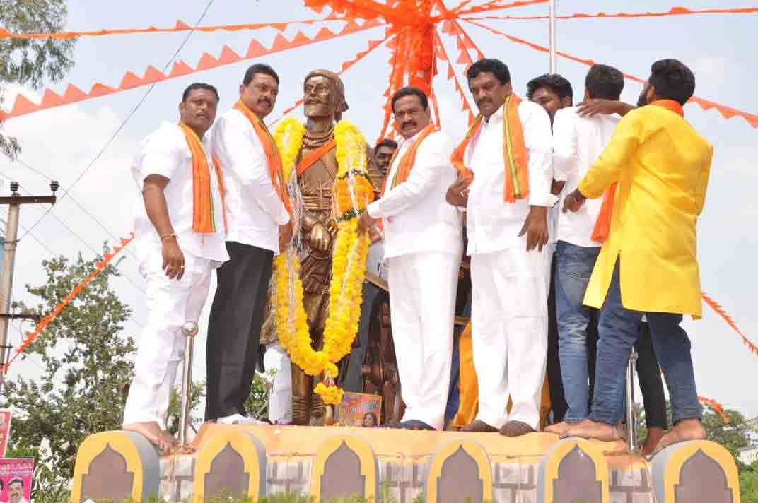 ఛత్రపతి శివాజీ అడుగుజాడల్లో నడవాలి..