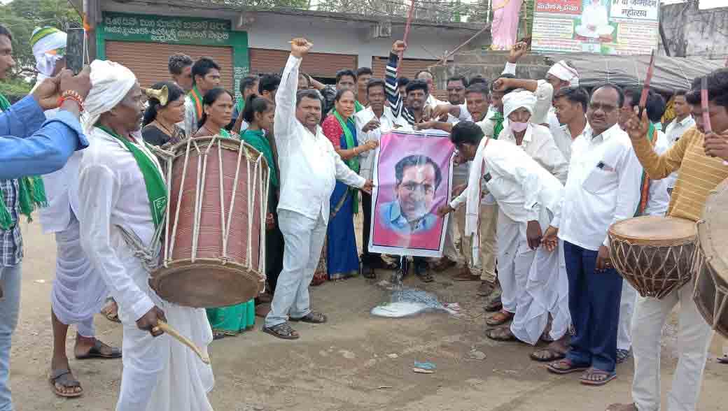 CM KCR | ఇంద్రవెల్లిలో సీఎం కేసీఆర్ చిత్రపటానికి క్షీరాభిషేకం చేసిన గిరిజనులు