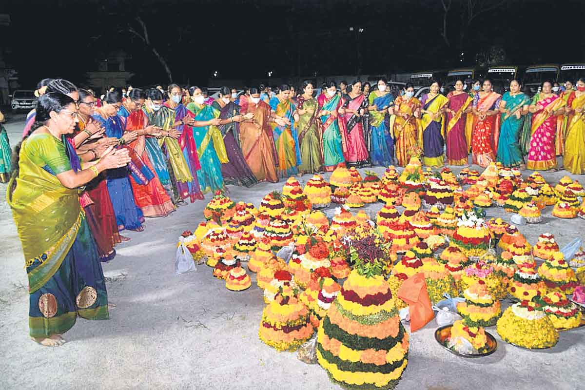 కూకట్‌పల్లిలో తొలి బతుకమ్మ