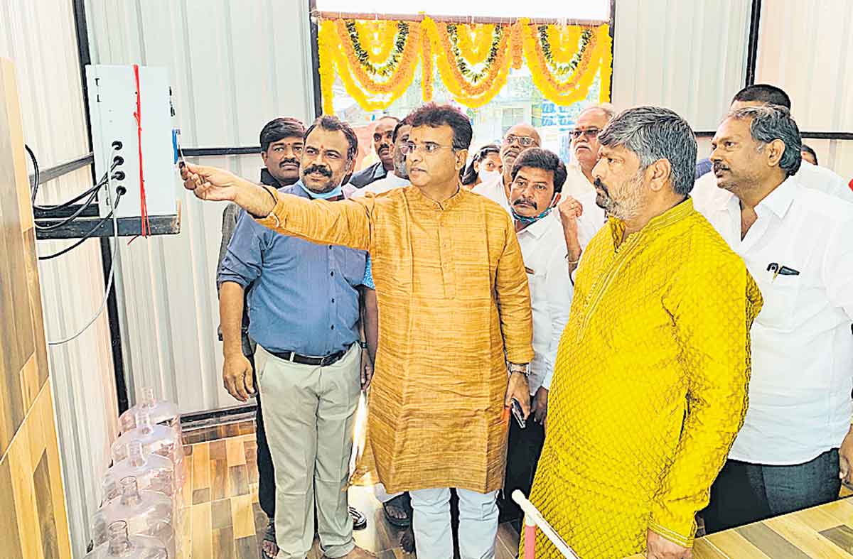 దాతల సేవలు అభినందనీయం