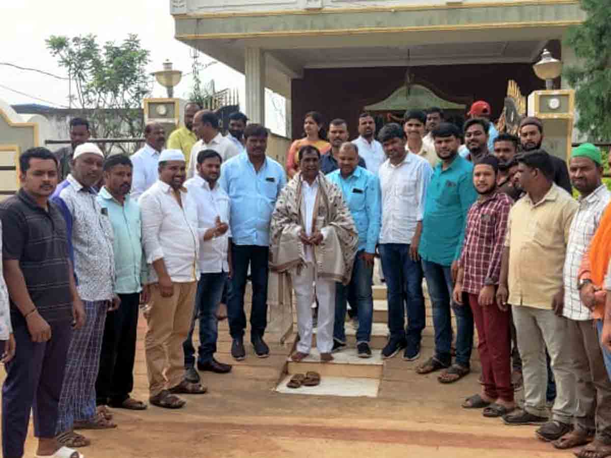 Kothuru : ఎమ్మెల్యేను సన్మానించిన మైనార్టీ నేతలు