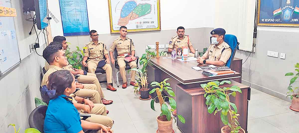 కార్ఖానా పోలీస్‌స్టేషన్‌ను సందర్శించిన ట్రైనీ ఐపీఎస్‌లు