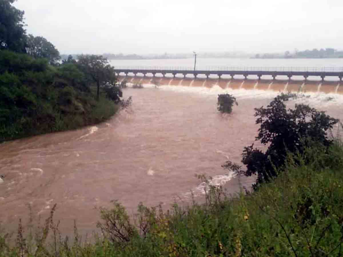 Vikarabad : భారీ వర్షం.. పొంగి పొర్లిన వాగులు