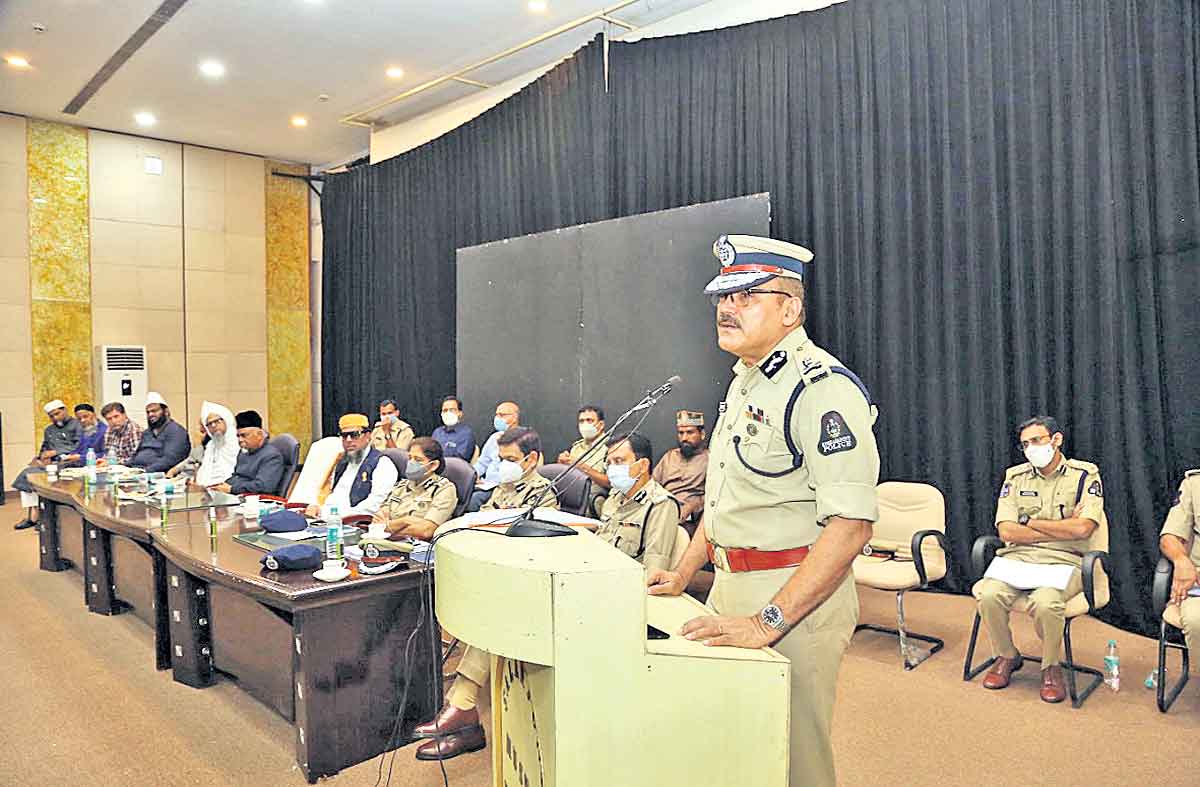 ఉత్సవాలు సమైక్య భావాన్ని పెంచుతాయి