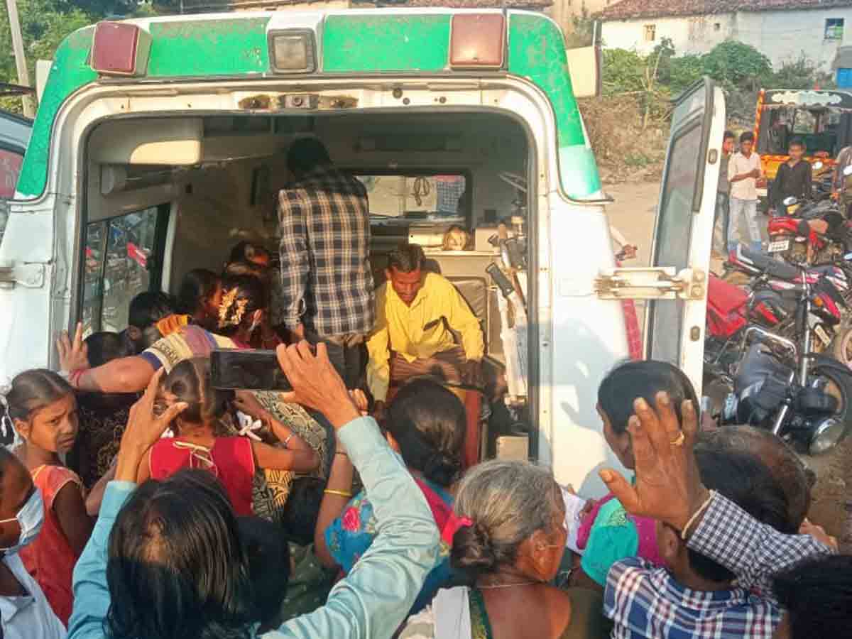 మధ్యాహ్న భోజనం వికటించి 80 మంది విద్యార్థుల అస్వస్థత..