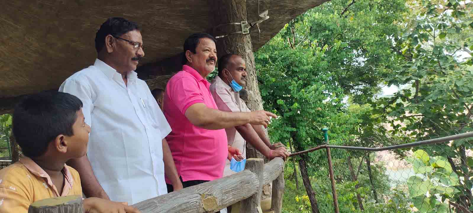 కుంటాల జలపాతాన్ని సందర్శించిన ఎమ్మెల్సీ ఫారూక్‌ హుస్సేన్‌