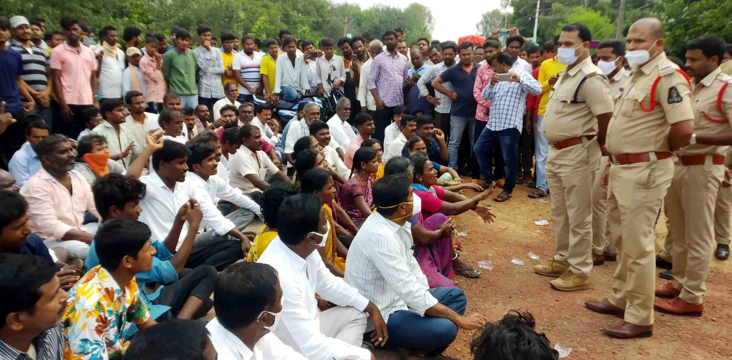 Vikarabad : ఎస్సై కొట్టాడని స్టేషన్‌ ఎదుట ఆందోళన