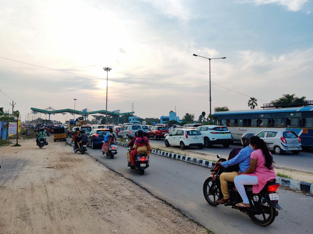 బీబీనగర్ టోల్ ప్లాజా వద్ద వాహనాల రద్దీ