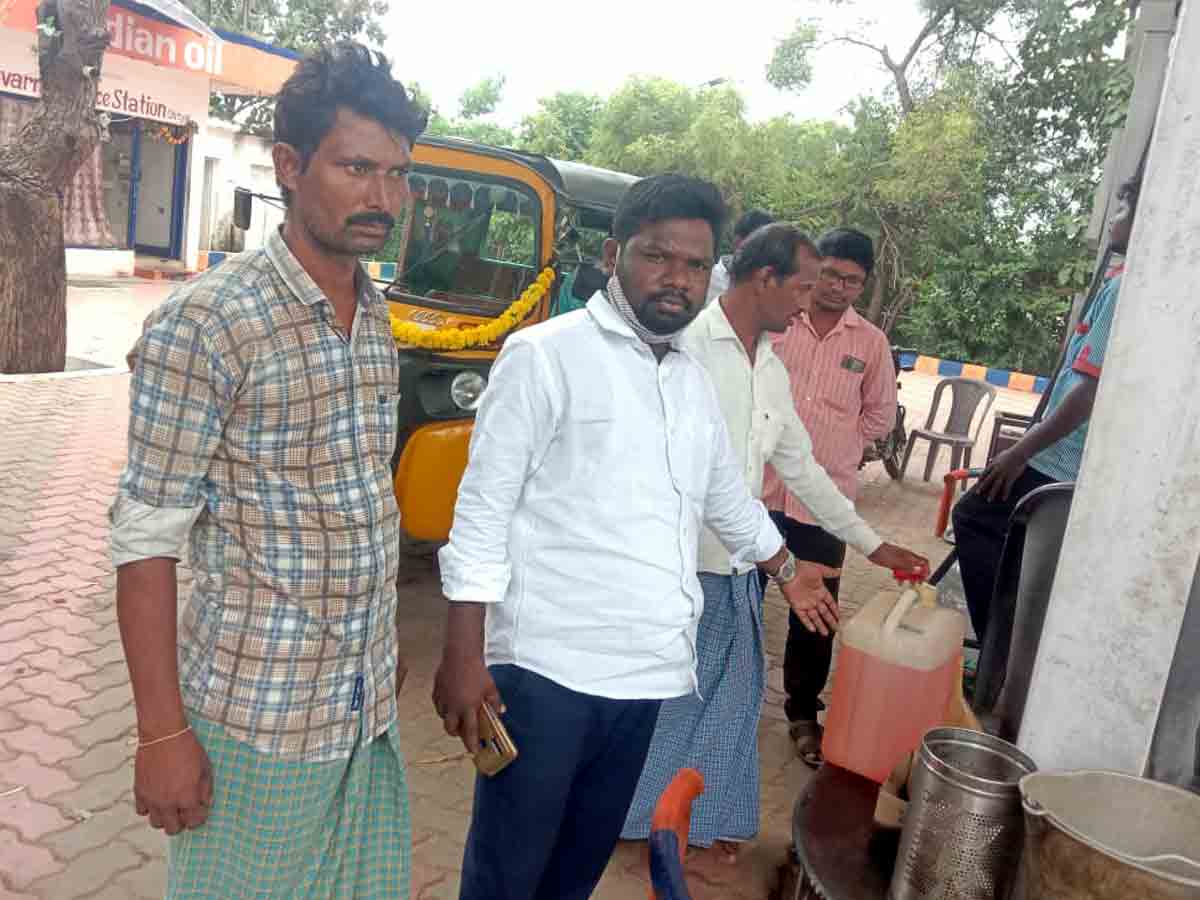 Bhupalpally : బైకులో పెట్రోలో పోసుకుంటున్నరా.. జర జాగ్రత్త