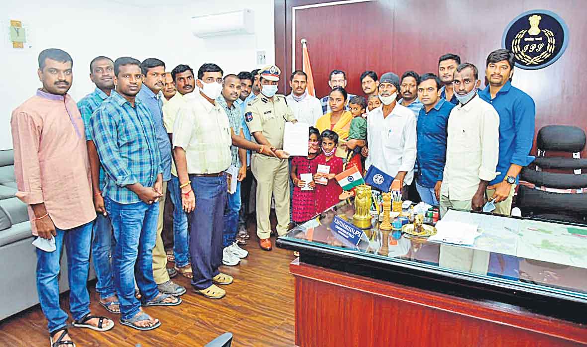 సహోద్యోగి కుటుంబానికి ఆపన్నహస్తం