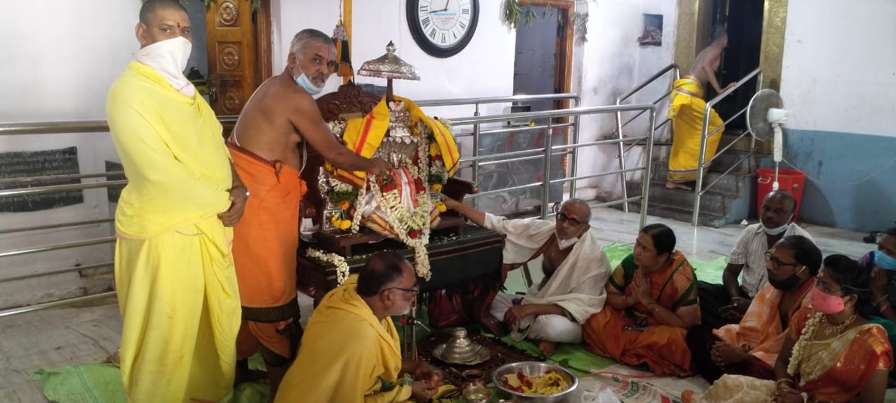 వైభవంగా మట్టపల్లి లక్ష్మీనరసింహుడి నిత్యకల్యాణం