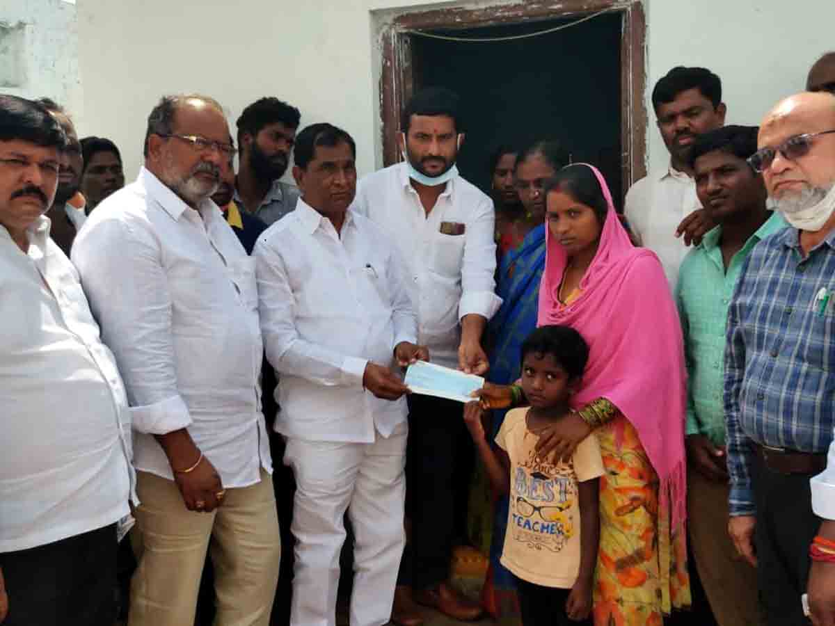 Rangareddy : మీ కుటుంబాలకు అండగా ఉంటాం.. ఆందోళన చెందొద్దు.. ఎమ్మెల్యే అంజయ్యయాదవ్‌