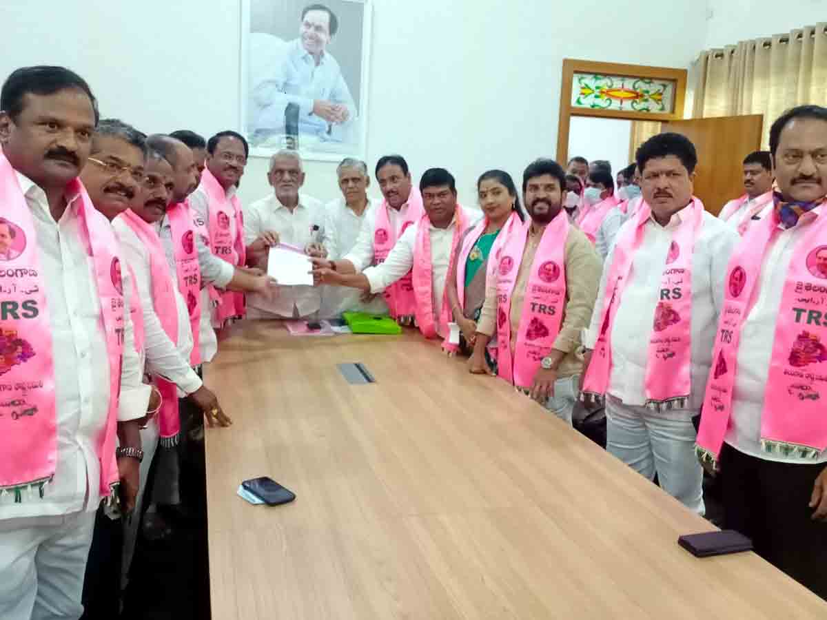 Vikarabad : సీఎం కేసీఆర్‌ అభ్యర్థిత్వాన్ని బలపరుస్తూ రిటర్నింగ్‌ అధికారికి నామినేషన్‌ దాఖలు..