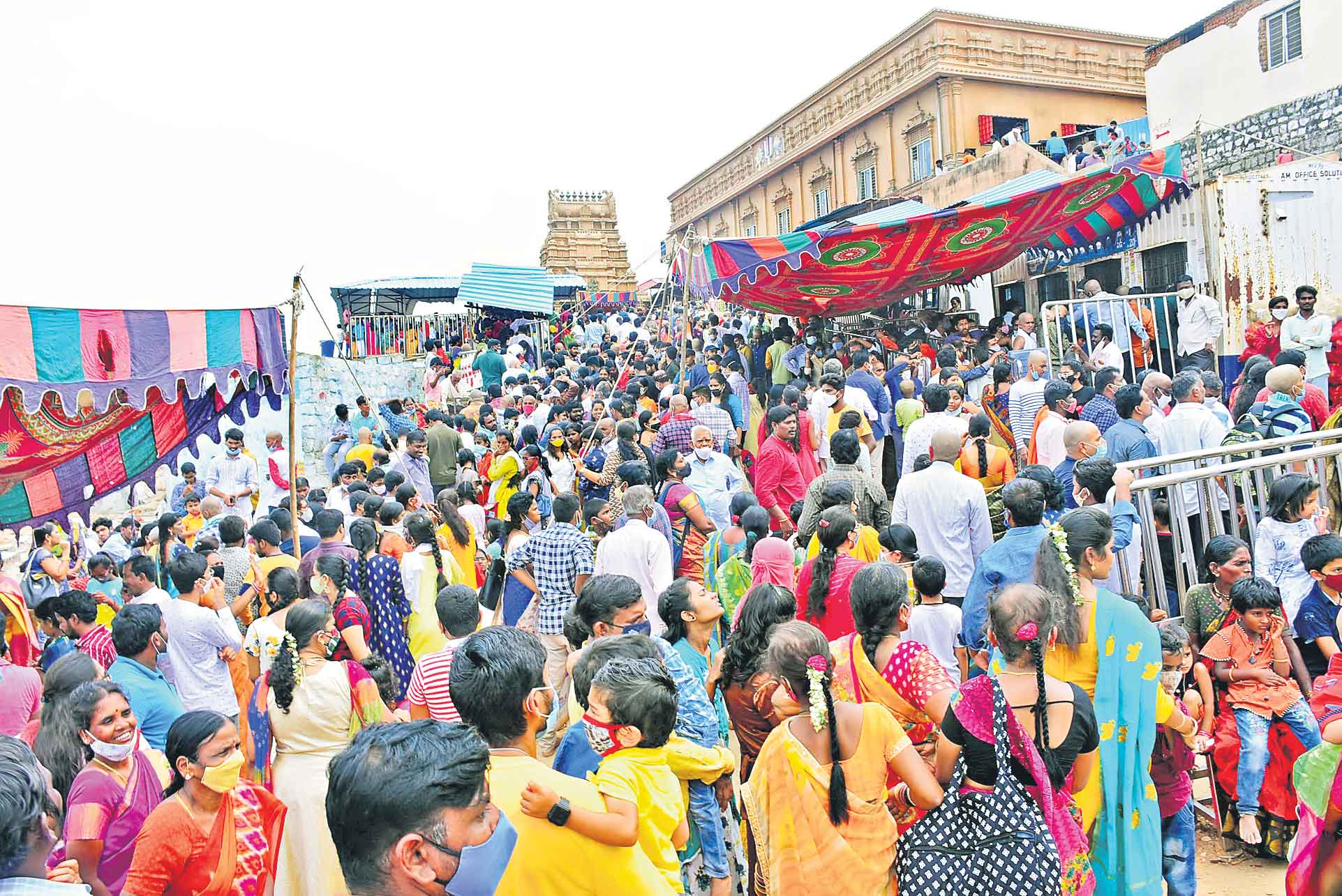 యాదాద్రిలో భక్తుల సందడి