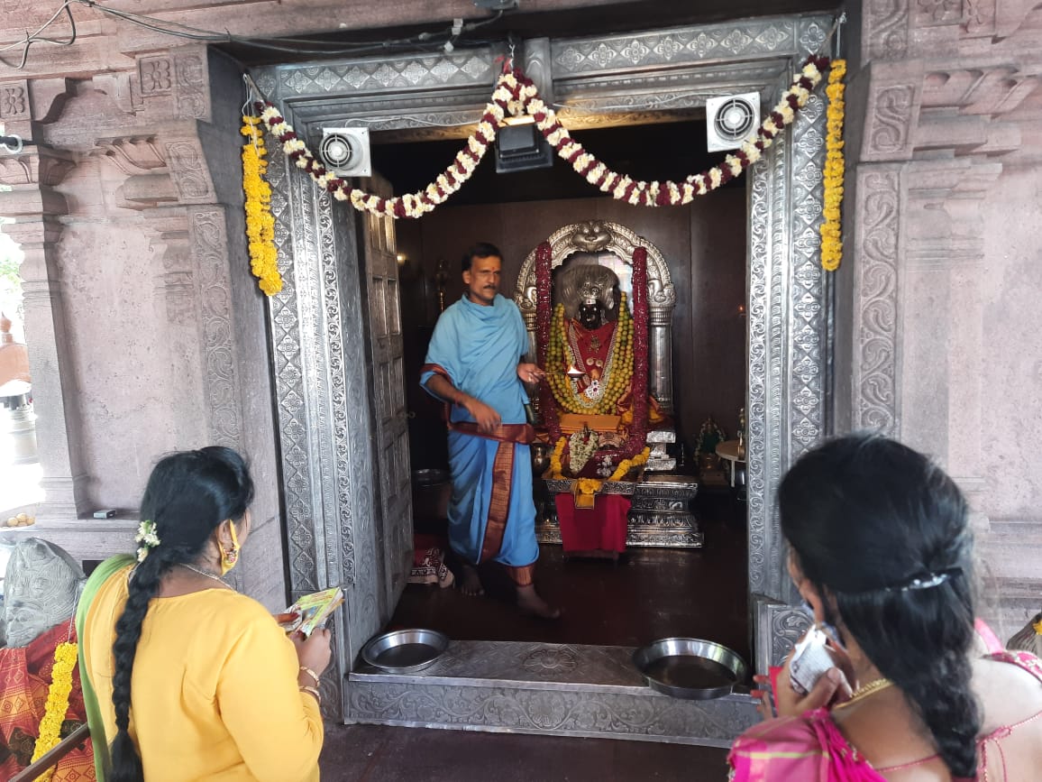 Jogulamba: ఆలయంలో భక్తుల సందడి