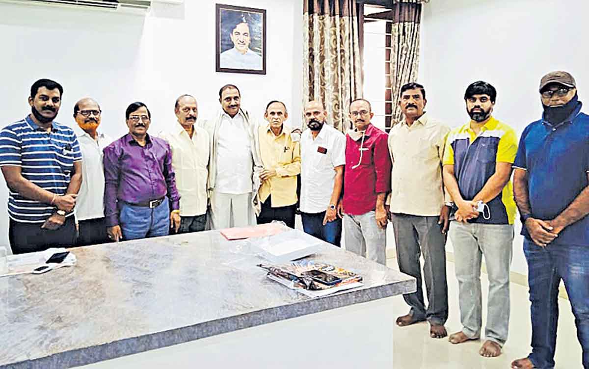 కాలనీల అభివృద్ధికి కృషి: ఎమ్మెల్యే