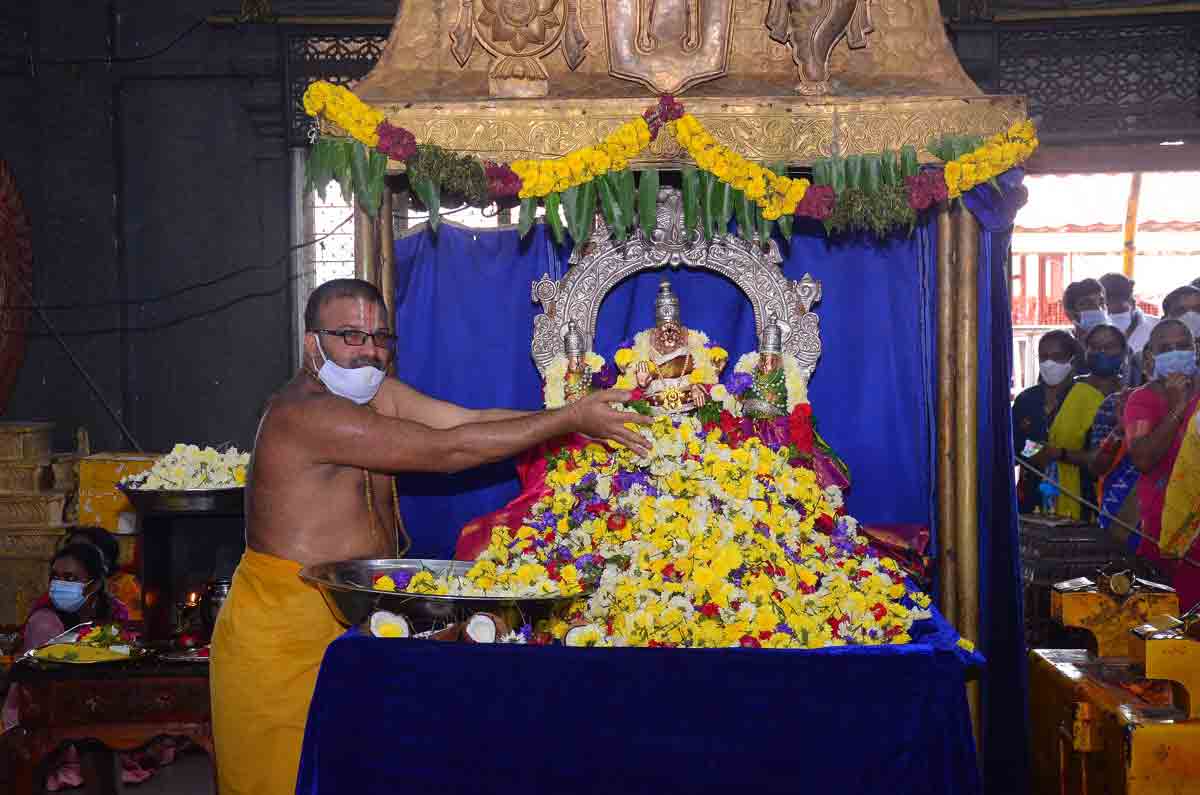 యాదాద్రిలో భక్తుల కిటకిట