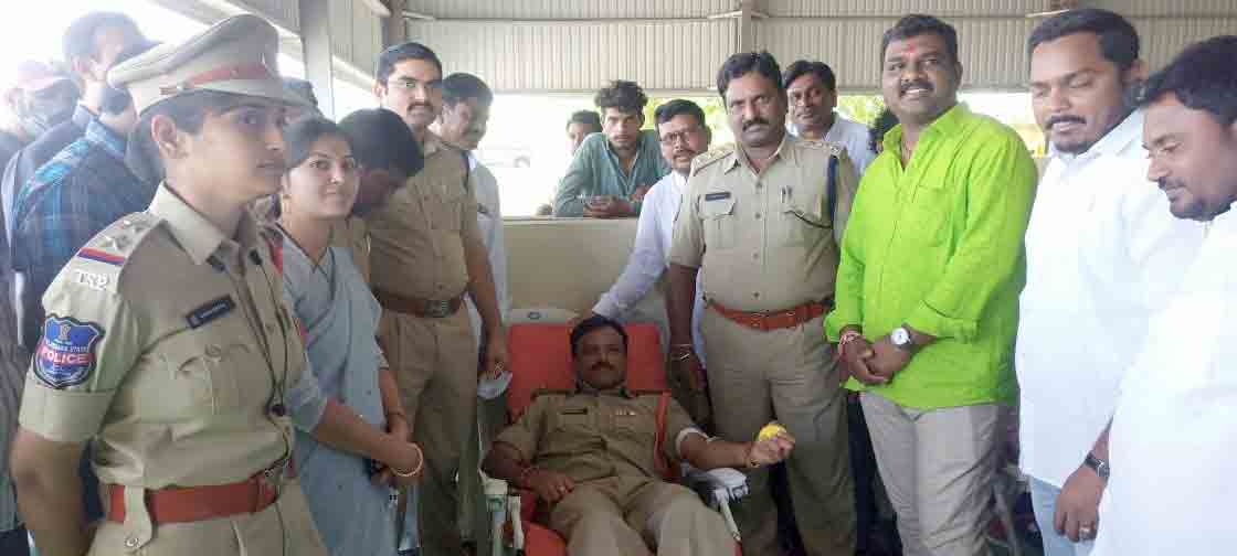 రక్తదానం చేసి..ప్రాణదాతలవ్వాలి..