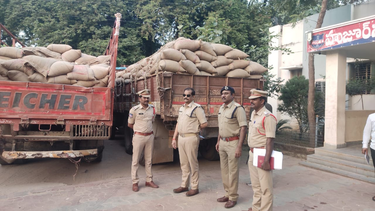 278 క్వింటాళ్ల రేషన్‌ బియ్యం పట్టివేత