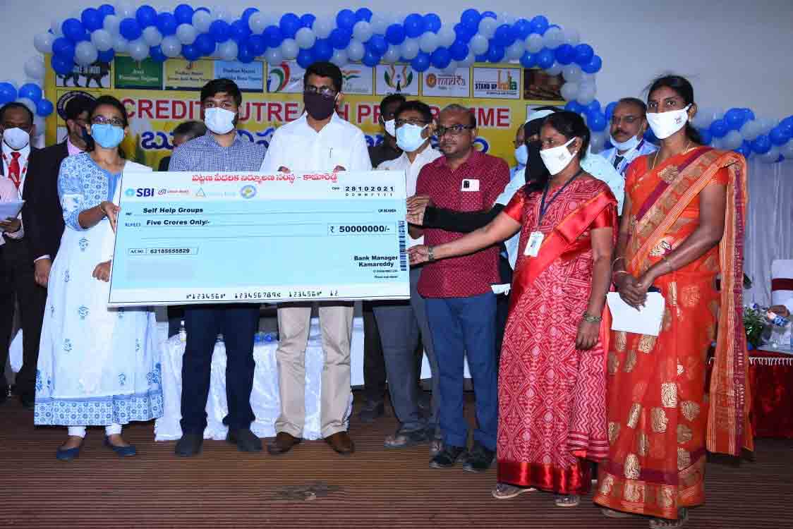 బ్యాంక్‌ లింకేజి రుణాల అందజేతలో కామారెడ్డి  జిల్లా ముందంజ.. కలెక్టర్‌ జితేశ్‌ వి పాటిల్‌