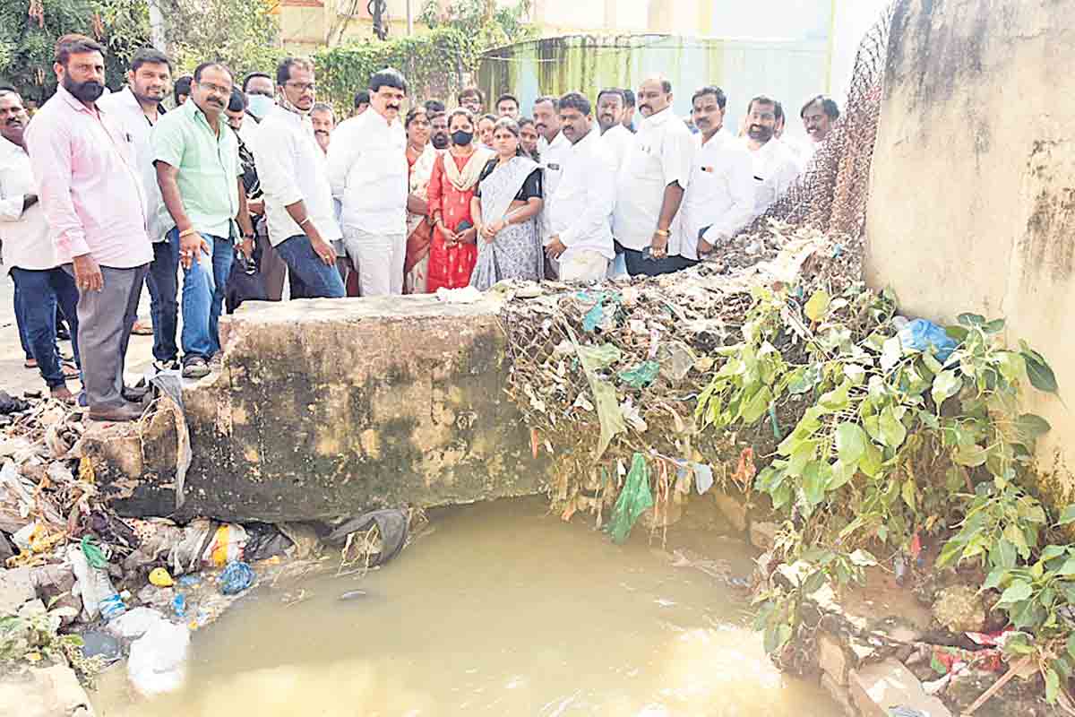 యుద్ధప్రాతిపదికన అభివృద్ధి పనులు