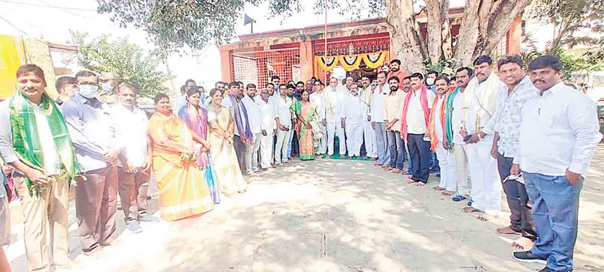 ఆదర్శంగా అభివృద్ధి చేస్తున్నాం