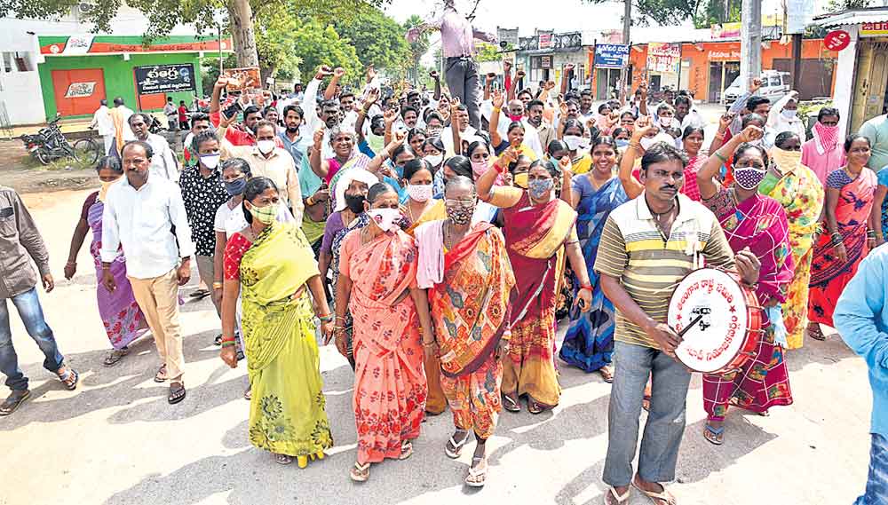 భగ్గుమన్న దళిత వాడలు