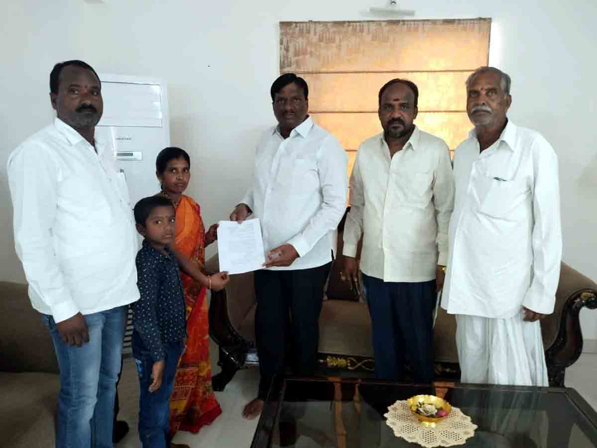 Vikarabad : పరిగి ఎమ్మెల్యే సహకారం మరువలేనిది.. నిరుపేద కుటుంబానికి ఉద్యోగం