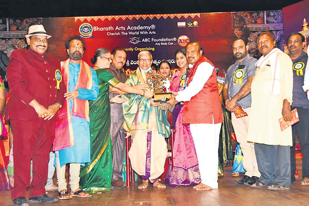 కళలను యువతరానికి అందించాలి