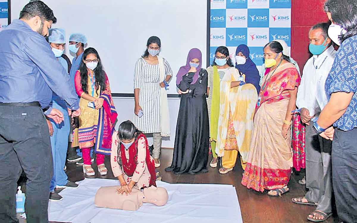 కార్డియాక్‌ అరెస్ట్‌పై టెక్నిక్‌లు తెలిసి ఉండాలి