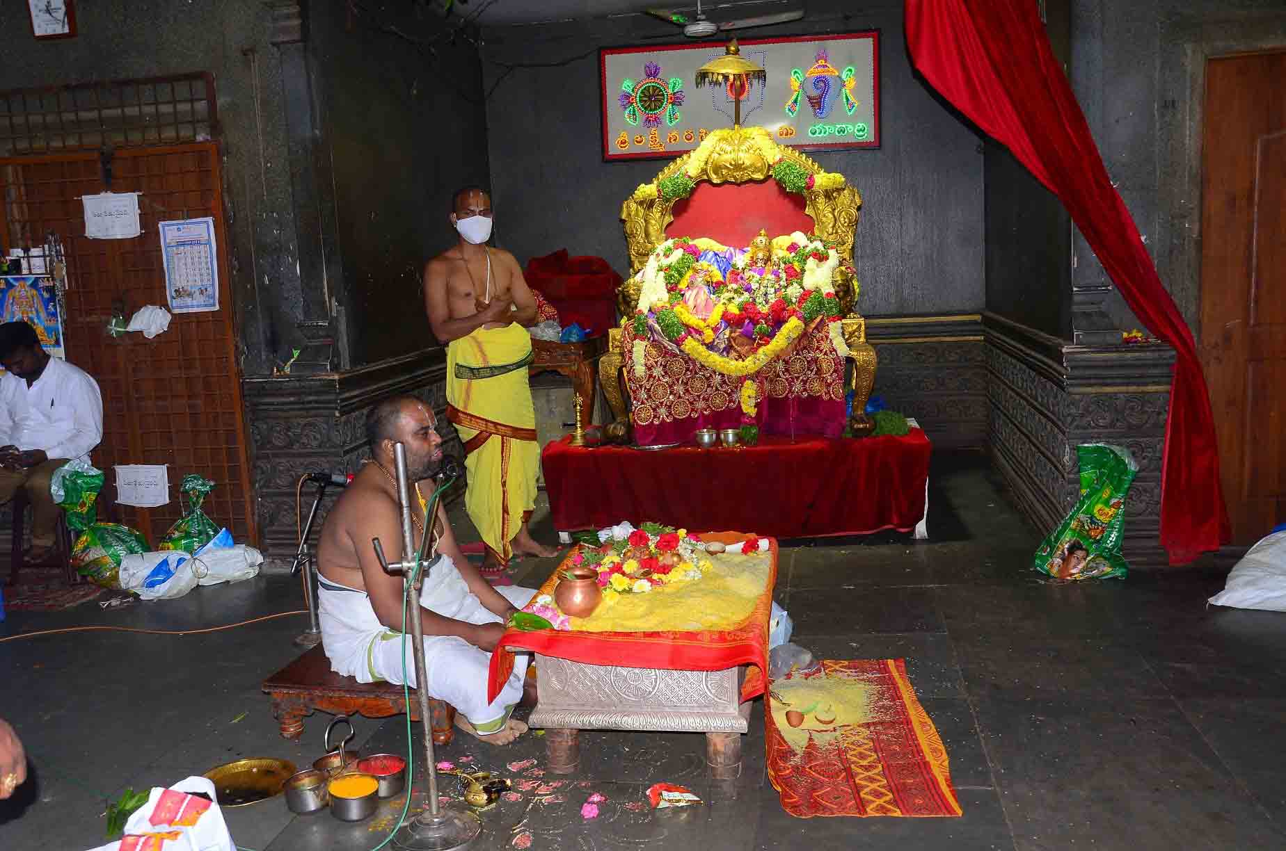 Yadadri: బాలాలయంలో నిత్యపూజలు