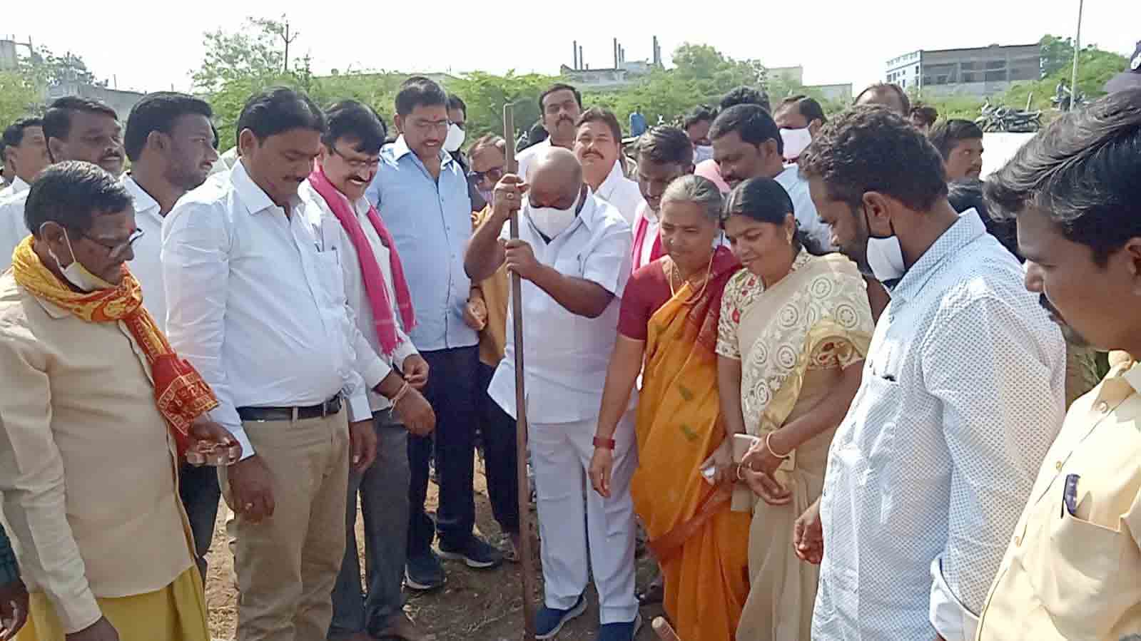 చివరి మజిలీ సాఫీ కోసం శ్మశానవాటికల అభివృద్ధి.. ఎమ్మెల్యే జోగు రామన్న